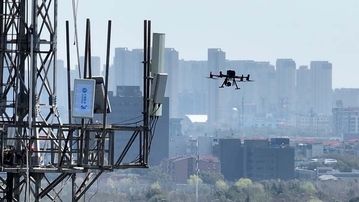 中国移动5g-a通感一体基站，搭载具备通感能力的4.9ghz频段。江苏移动供图