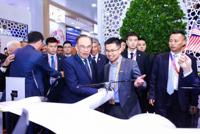 图：马来西亚总理安瓦尔（左）与时的科技创始人兼ceo黄雍威（右）；来源：企业供图